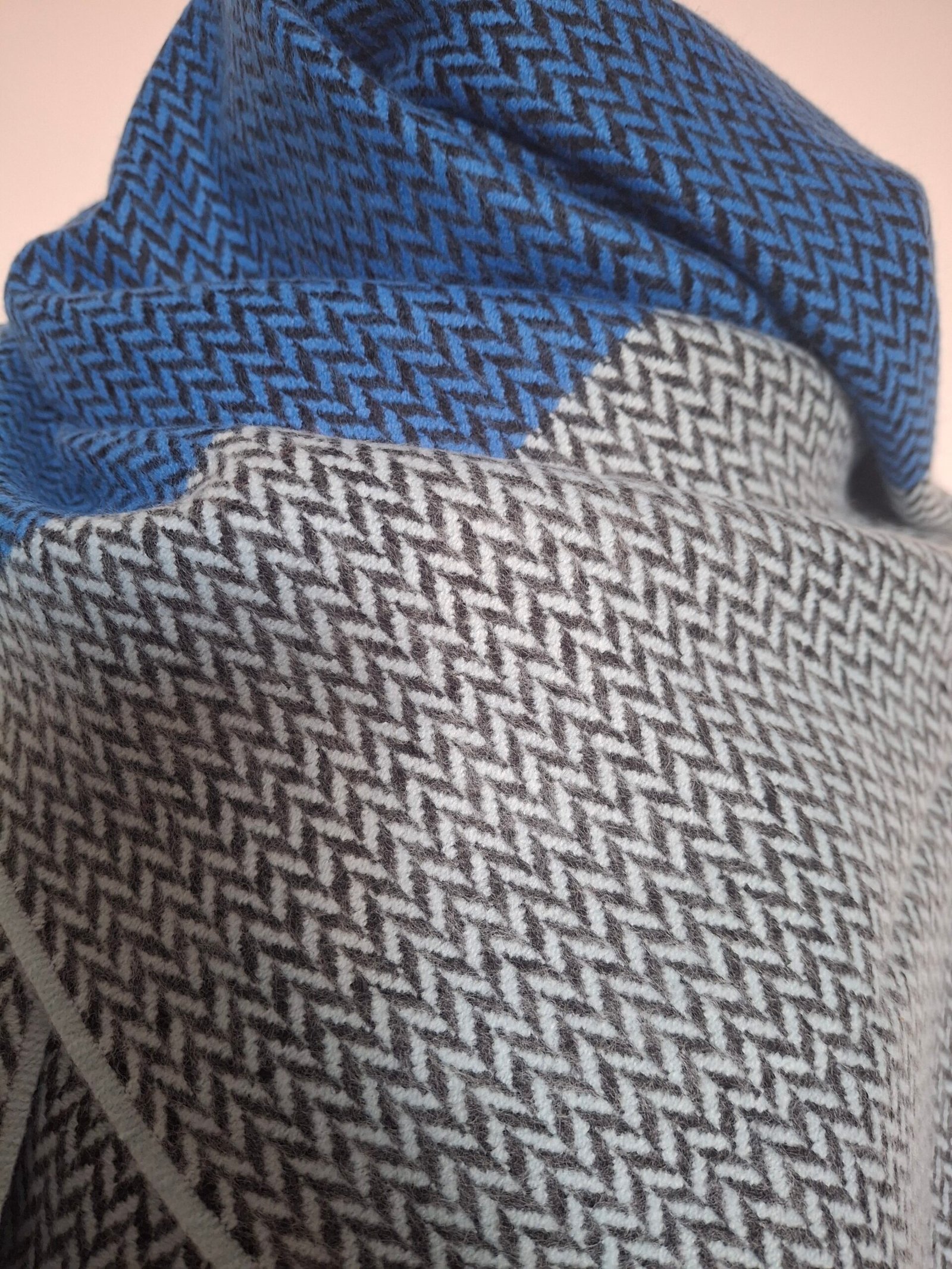 Étole bleue Tissée en France Motifs zigzag laine – Douceur et neutralité – Image 2
