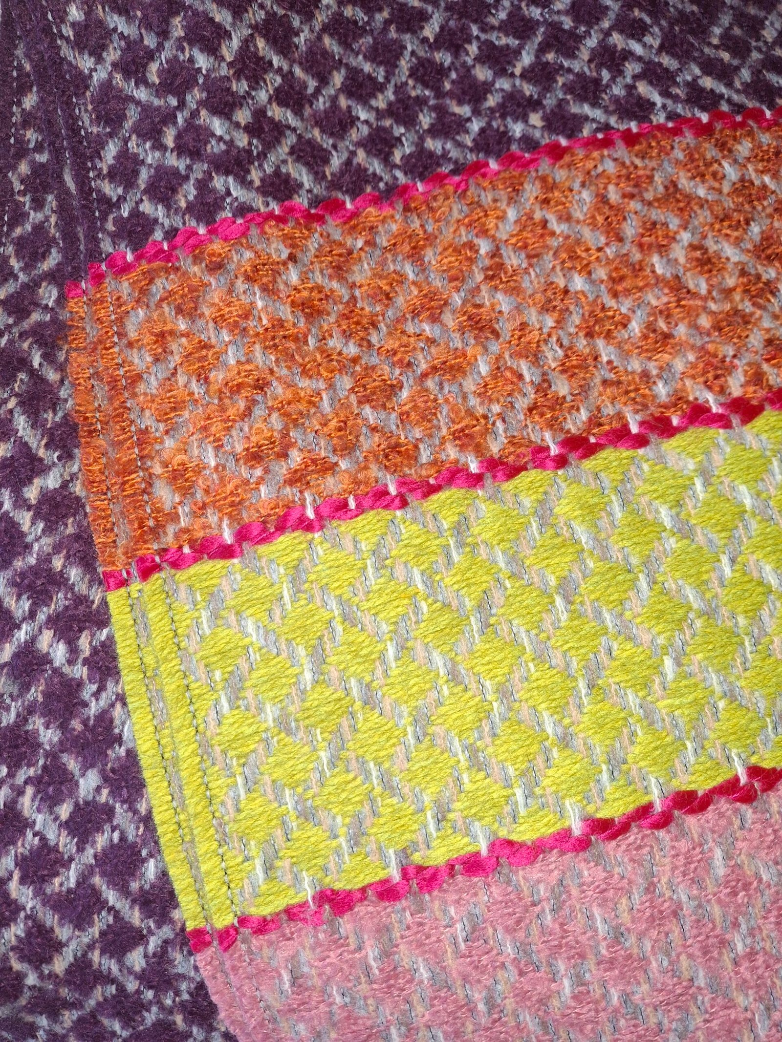 Echarpe couleurs lumineuses violette/verte/orange – Design raffiné motif quadrillé gris – Image 3