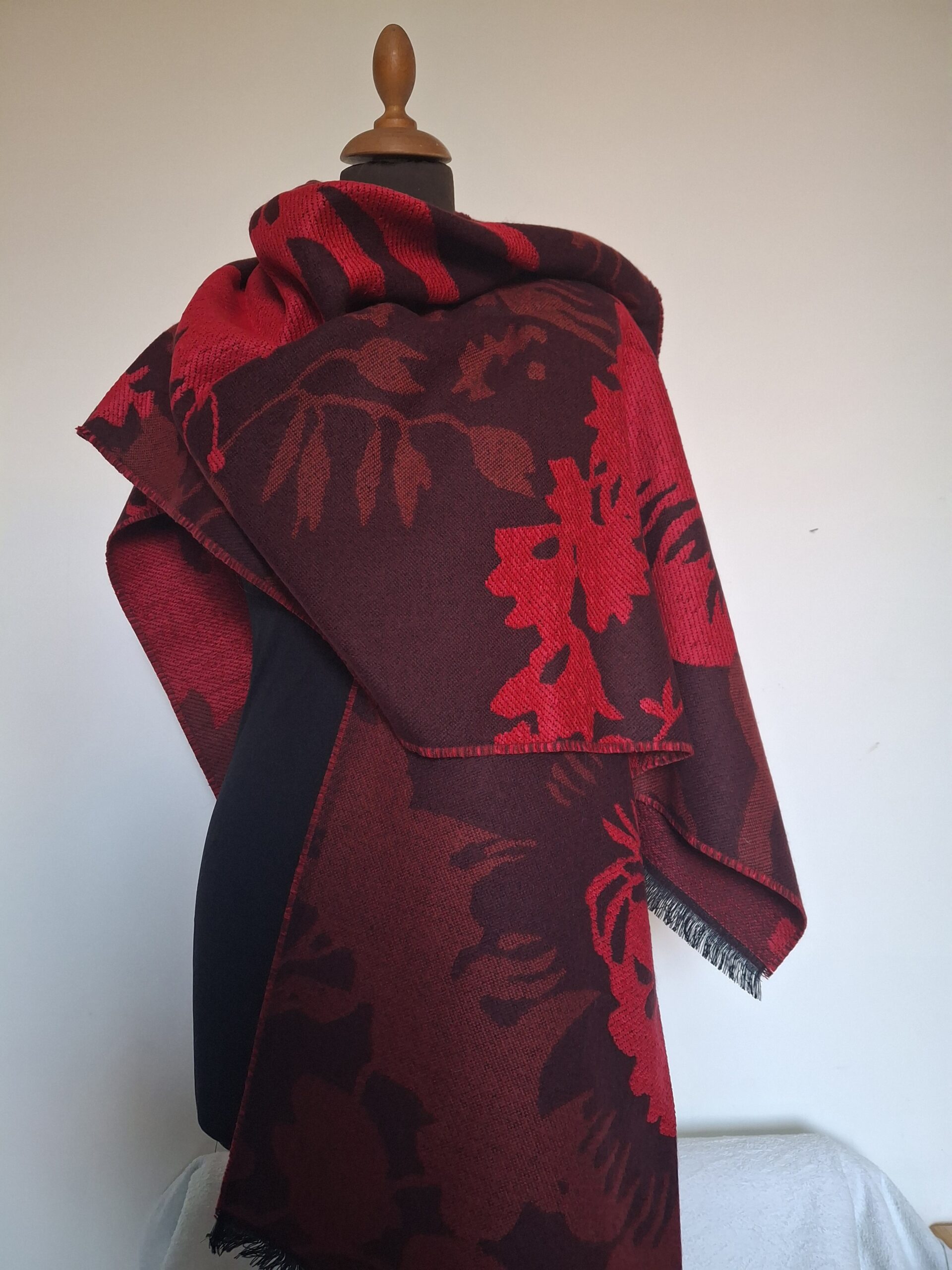 Étole rouge/bordeau Tissée en France broderie apparente – Chaude et élégante