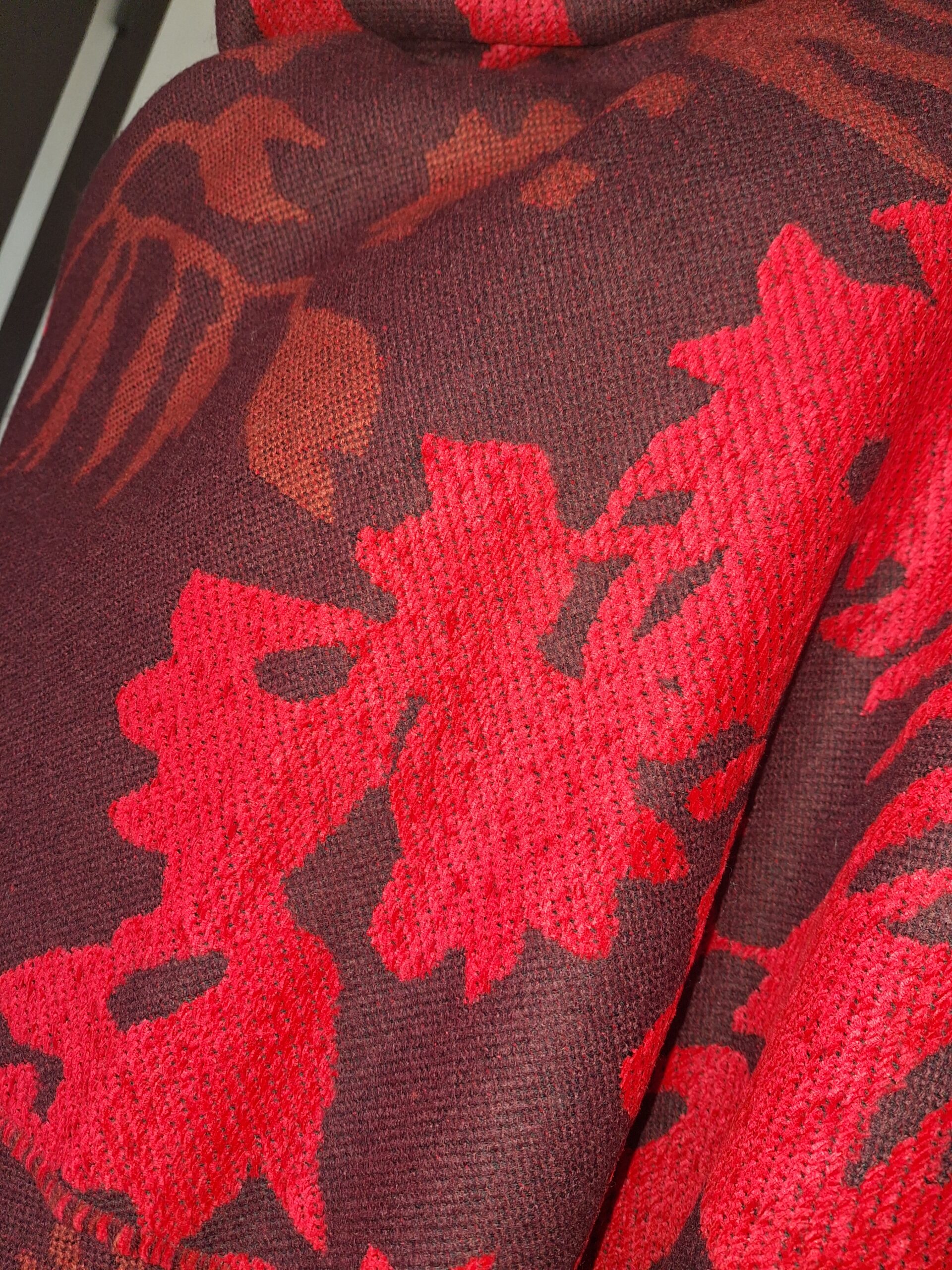 Étole rouge/bordeau Tissée en France broderie apparente – Chaude et élégante – Image 2