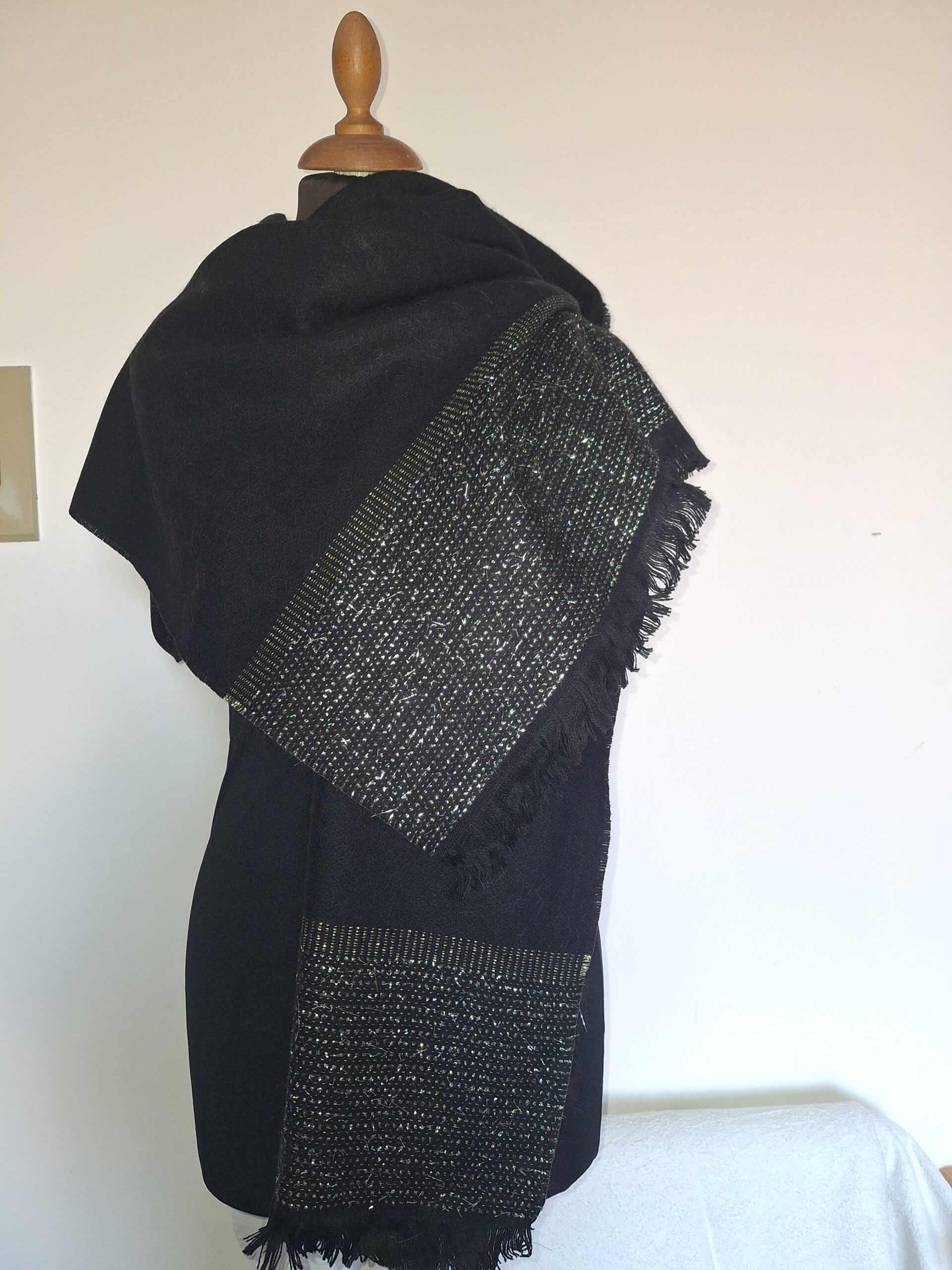 Étole noire Tissée en France paillettes dorées – Douce, très élégante