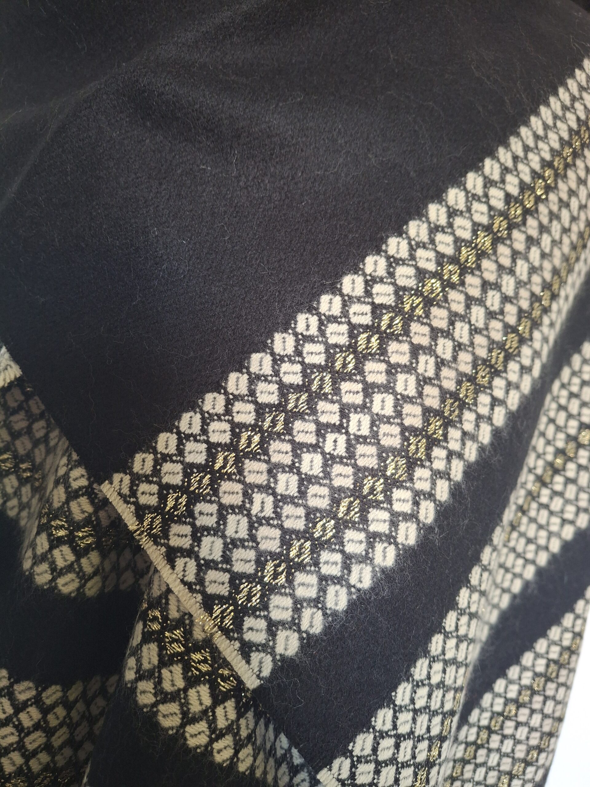 Étole noire Tissée en France et motifs beige, fil doré – Douce et élégante – Image 2