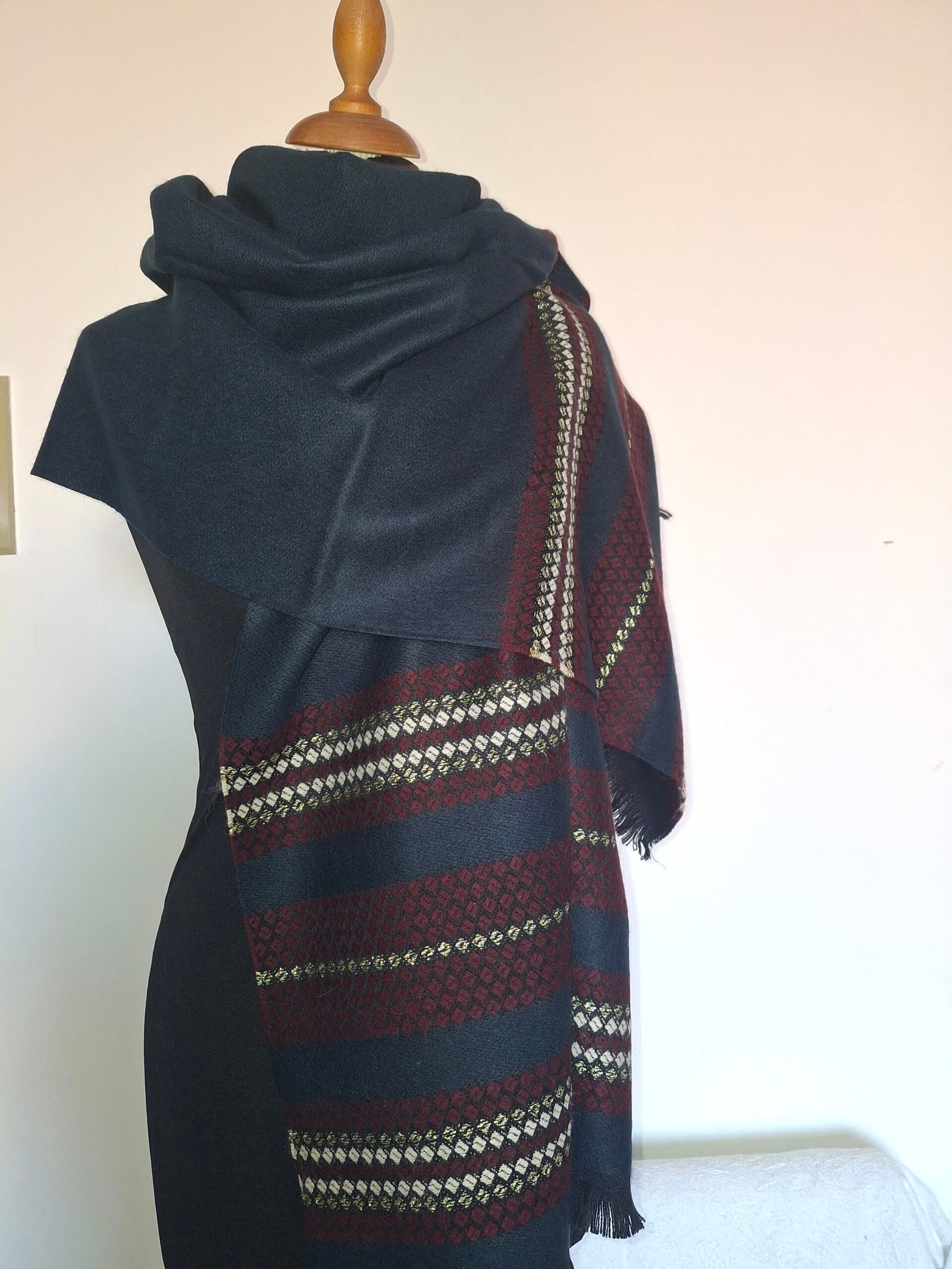 Étole bleu marine Tissée en France paillettes et motifs bordeau – Douce et élégante