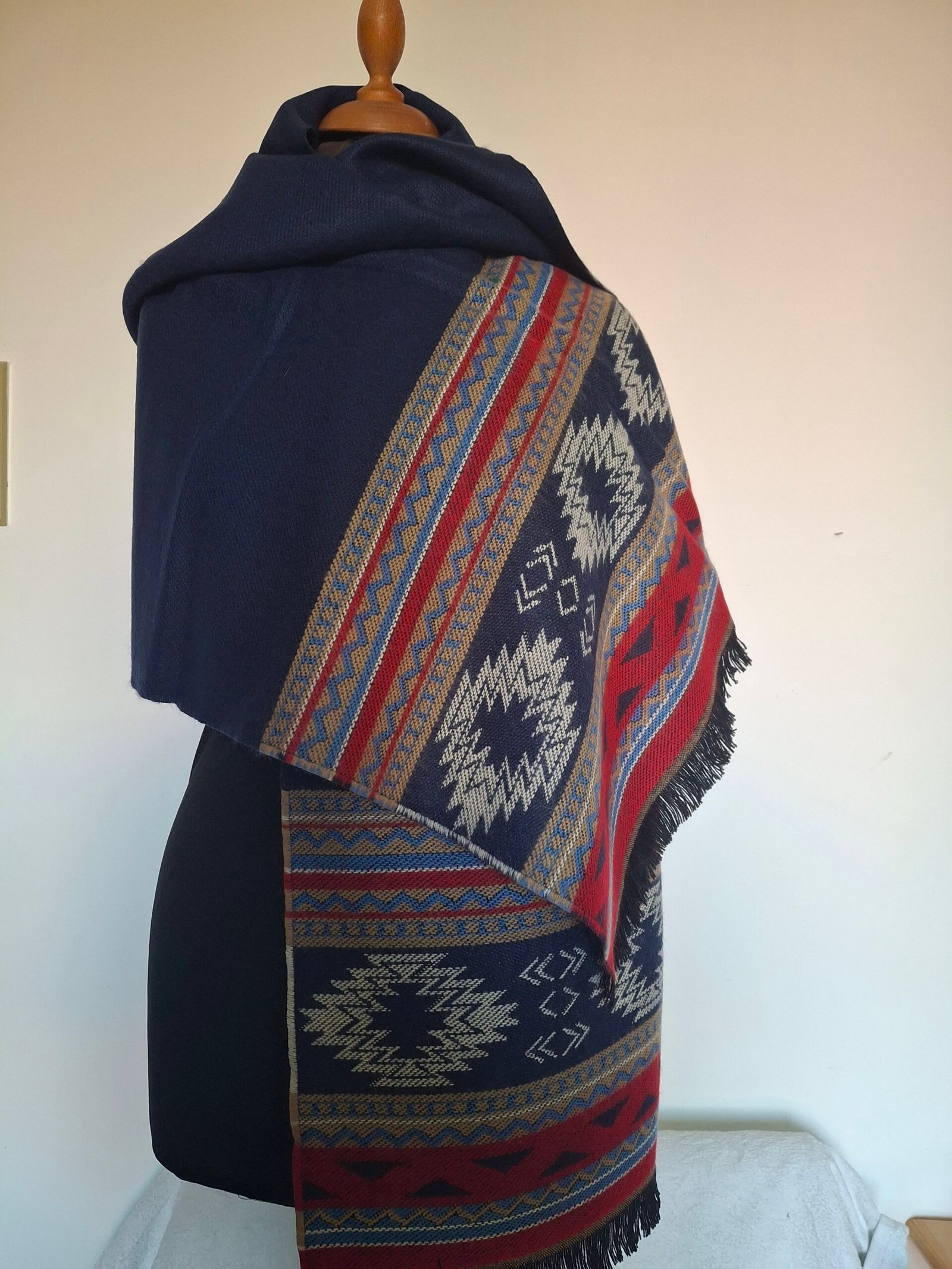 Étole bleue Tissée en France Motifs ethniques – Douceur et originalité