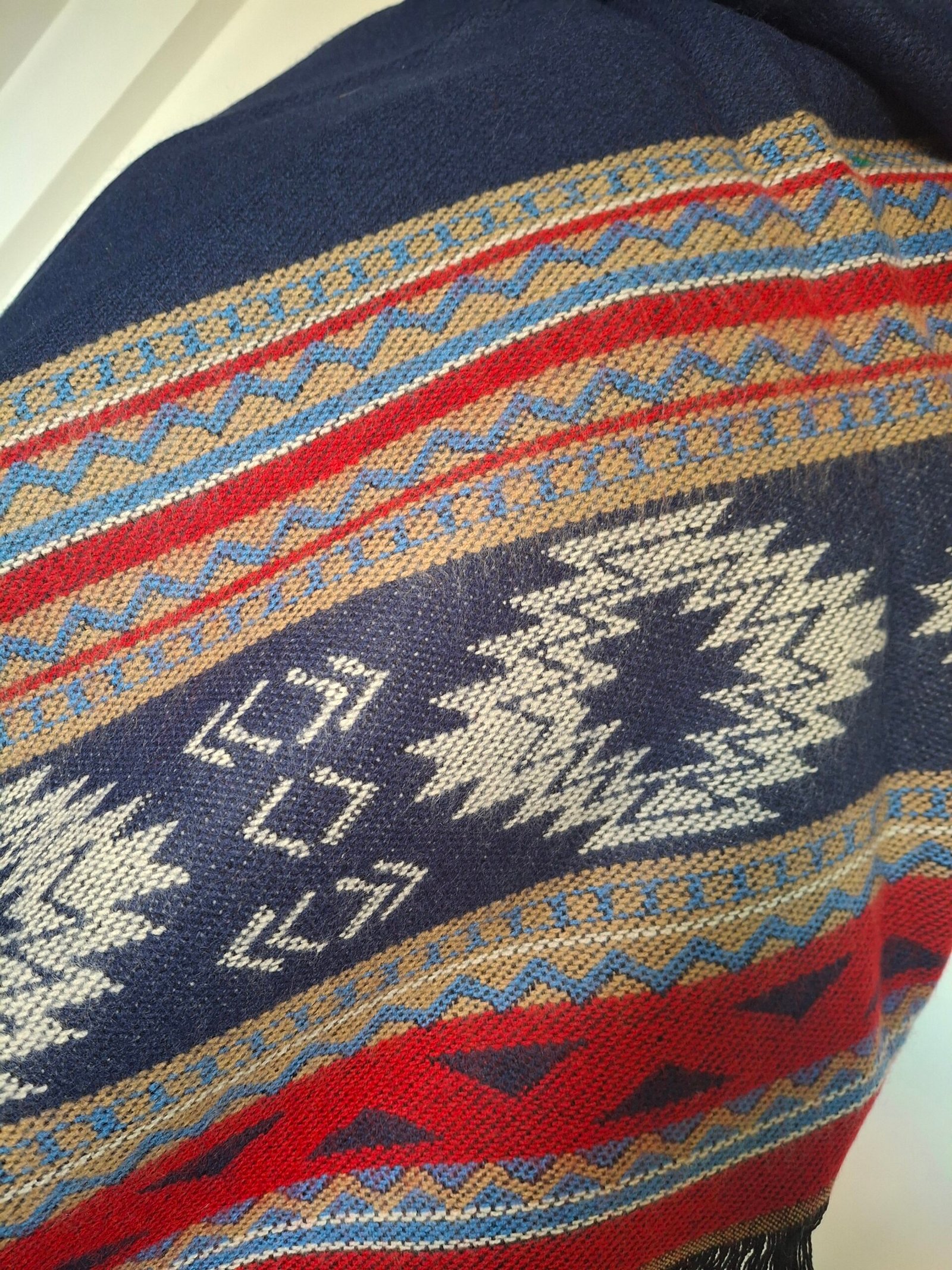 Étole bleue Tissée en France Motifs ethniques – Douceur et originalité – Image 2