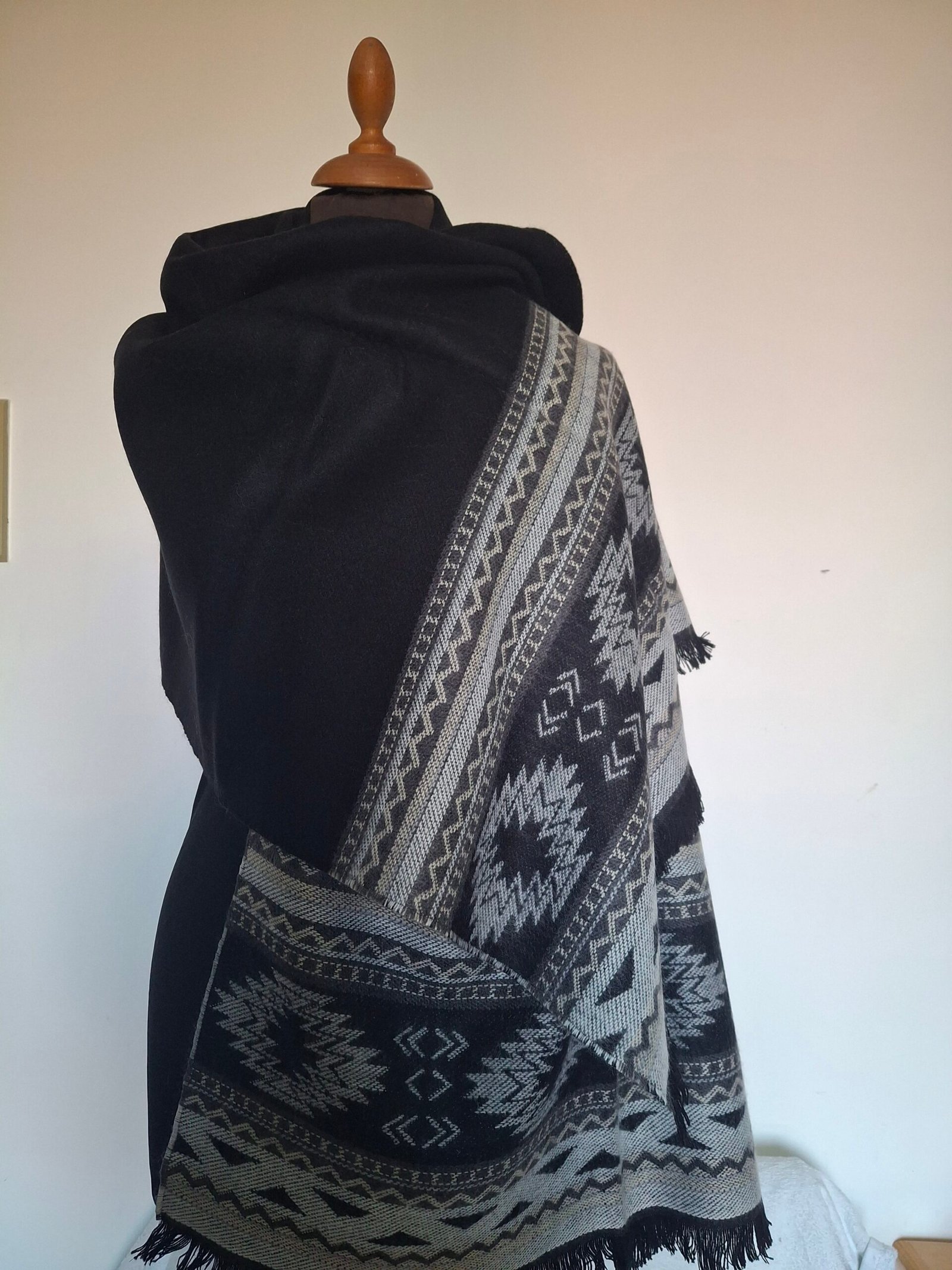 Étole noire Tissée en France Motifs ethniques – Douceur et originalité