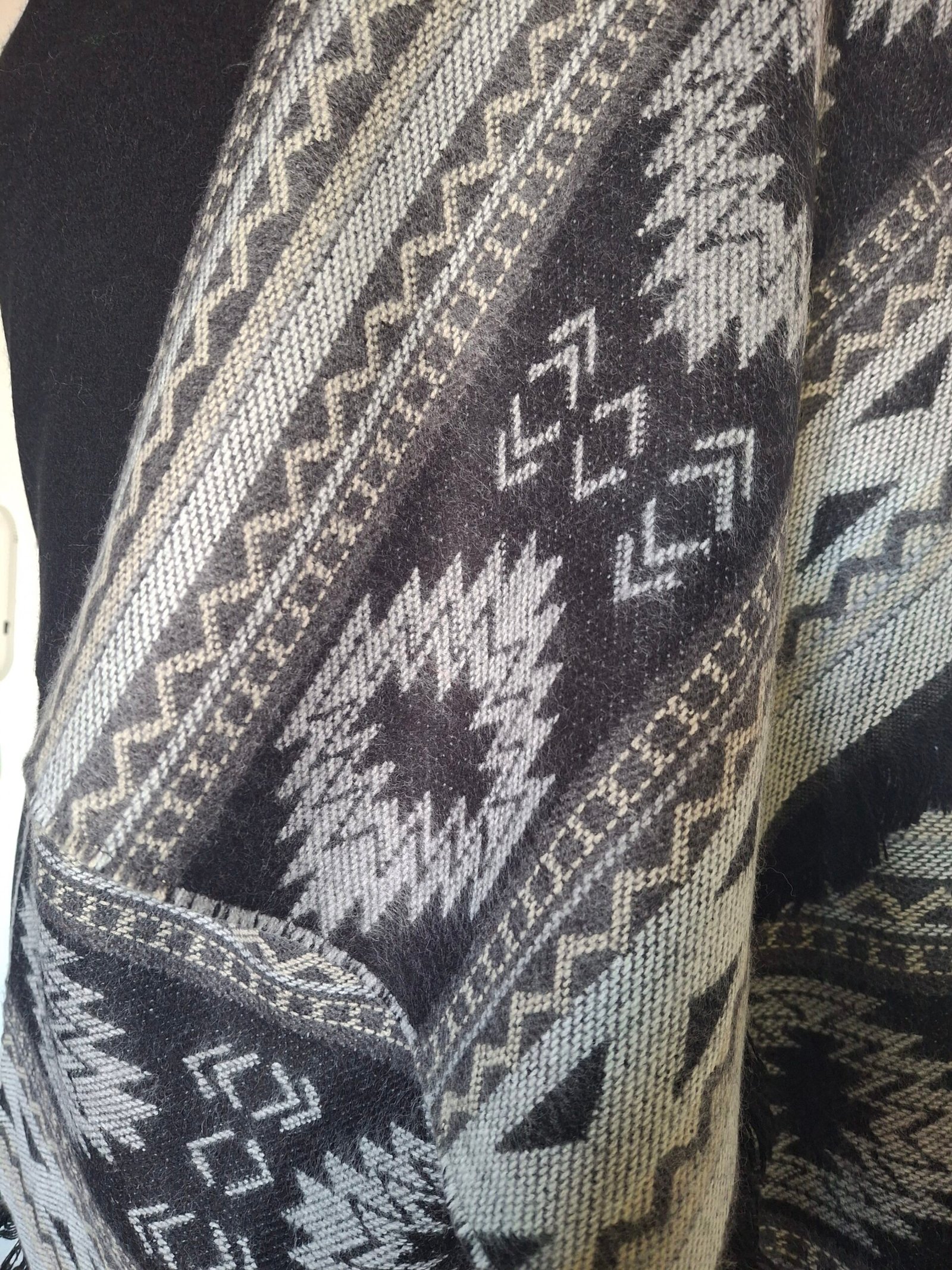 Étole noire Tissée en France Motifs ethniques – Douceur et originalité – Image 2