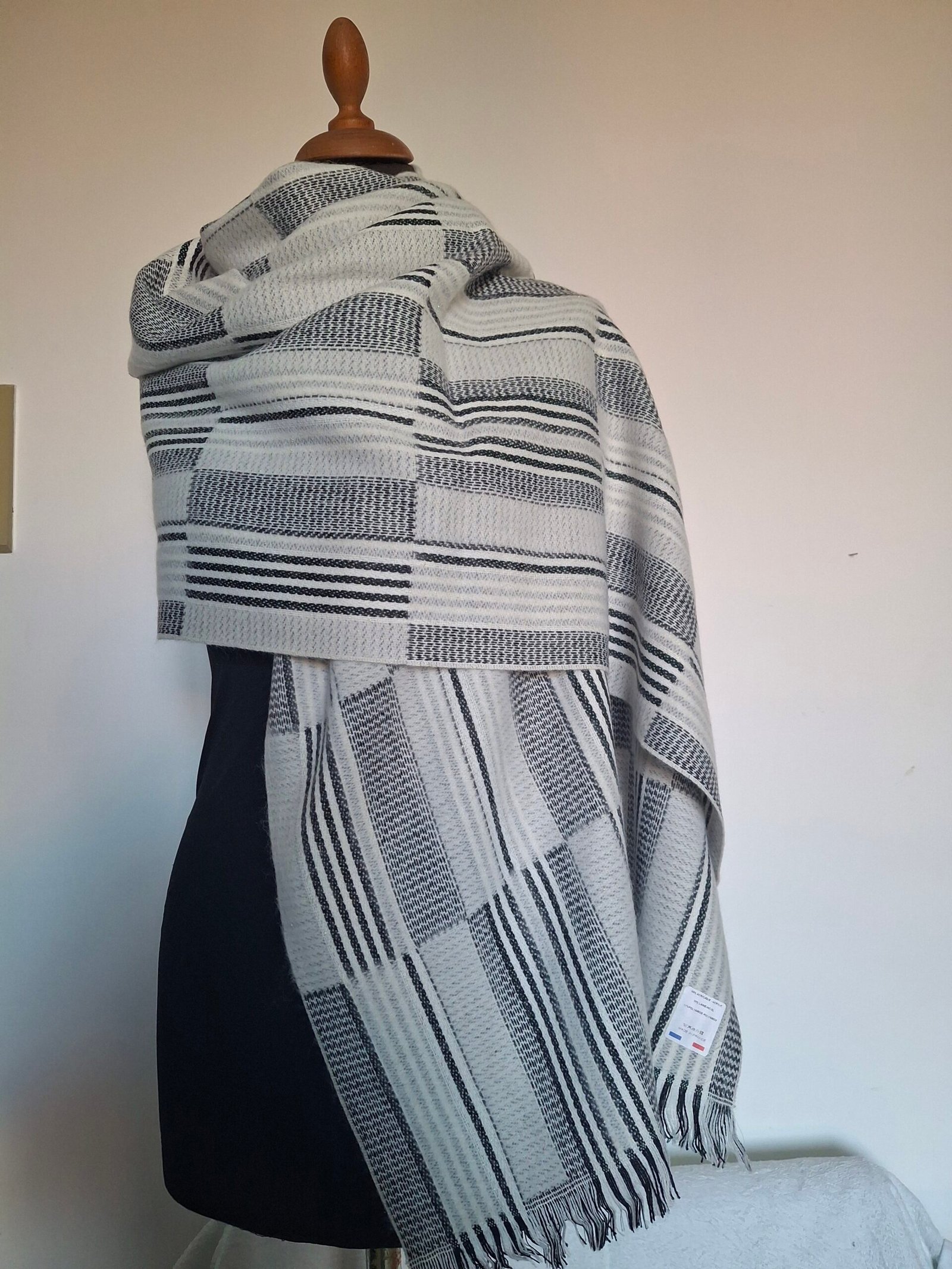 Étole noire et blanche Tissée en France Motifs géométrique laine – Douceur et classique – Image 3