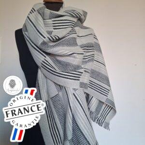 Étole noire et blanche Tissée en France Motifs géométrique laine – Douceur et classique