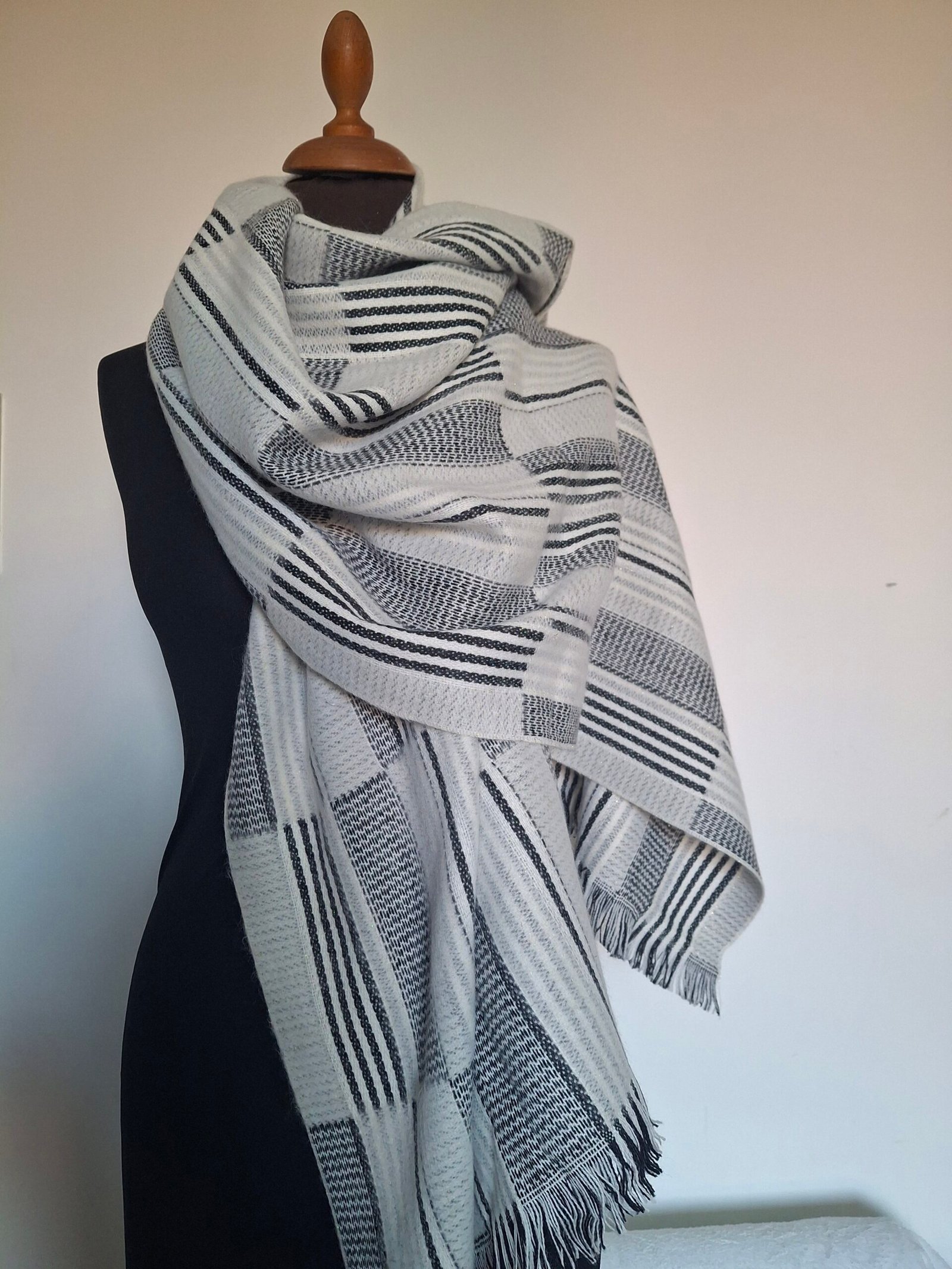 Étole noire et blanche Tissée en France Motifs géométrique laine – Douceur et classique