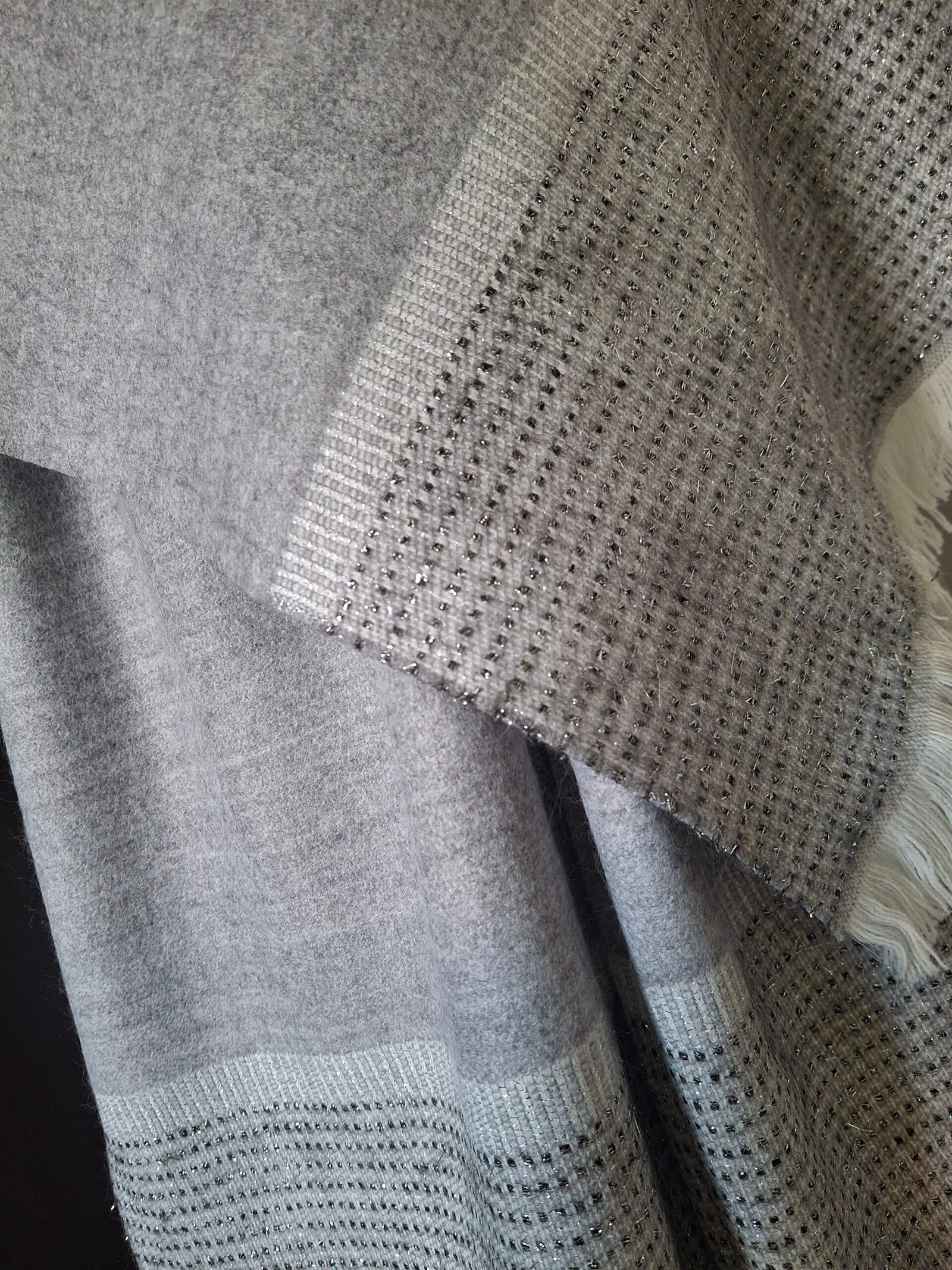 Étole gris souris Fabriquée en France Motifs a paillettes – Raffinée et élégante – Image 2