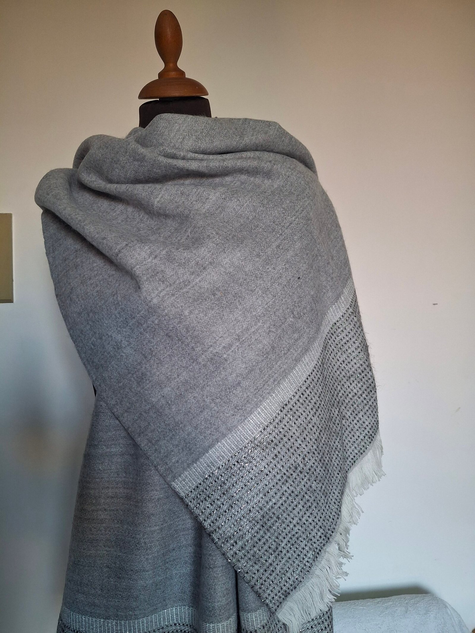 Étole gris souris Fabriquée en France Motifs a paillettes – Raffinée et élégante – Image 3