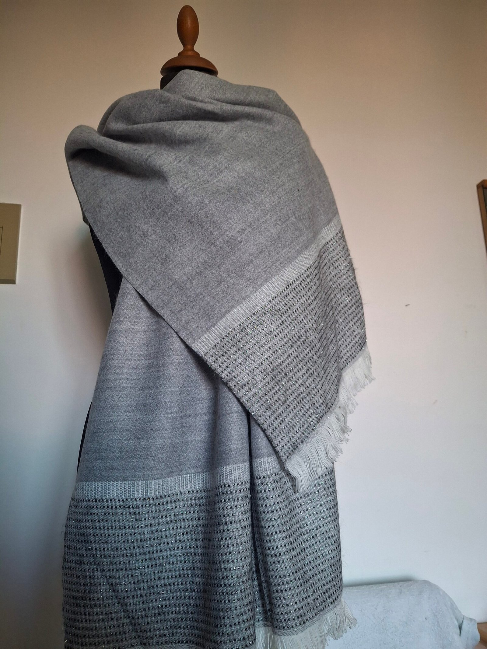 Étole gris souris Fabriquée en France Motifs a paillettes – Raffinée et élégante