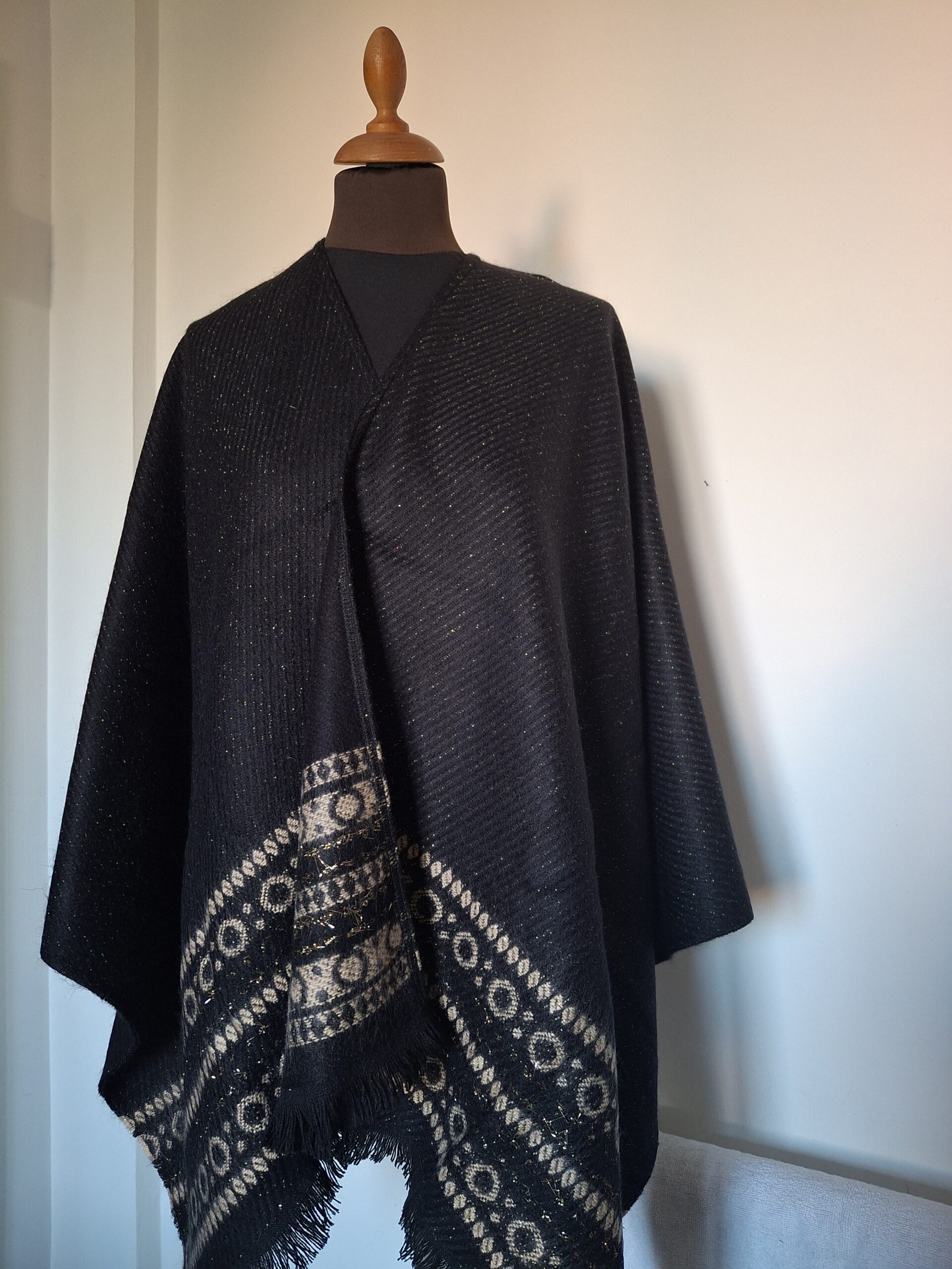 Poncho noir pailleté Fait en France : Chaud, Élégant et Confortable