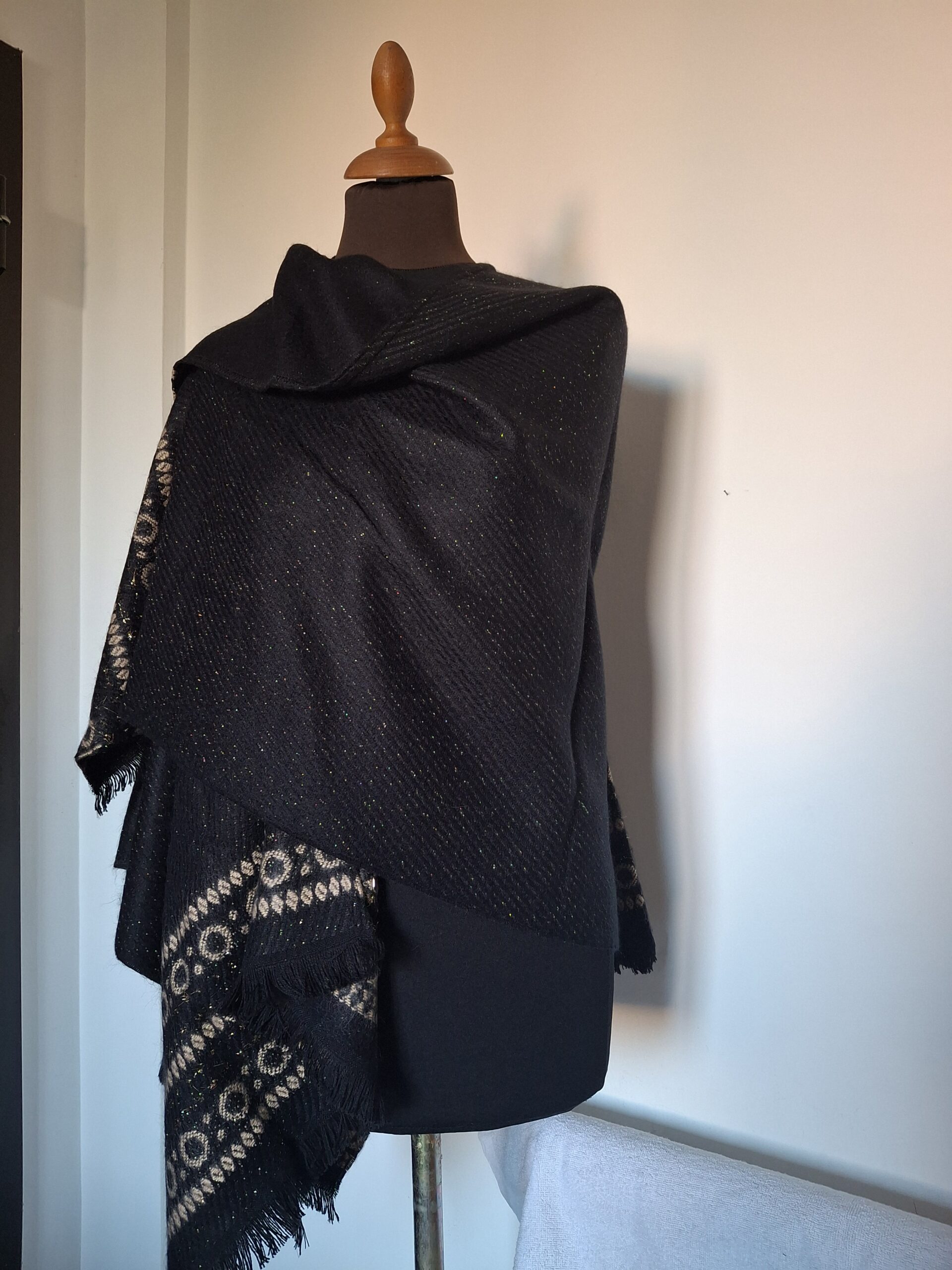 Poncho noir pailleté Fait en France : Chaud, Élégant et Confortable – Image 3